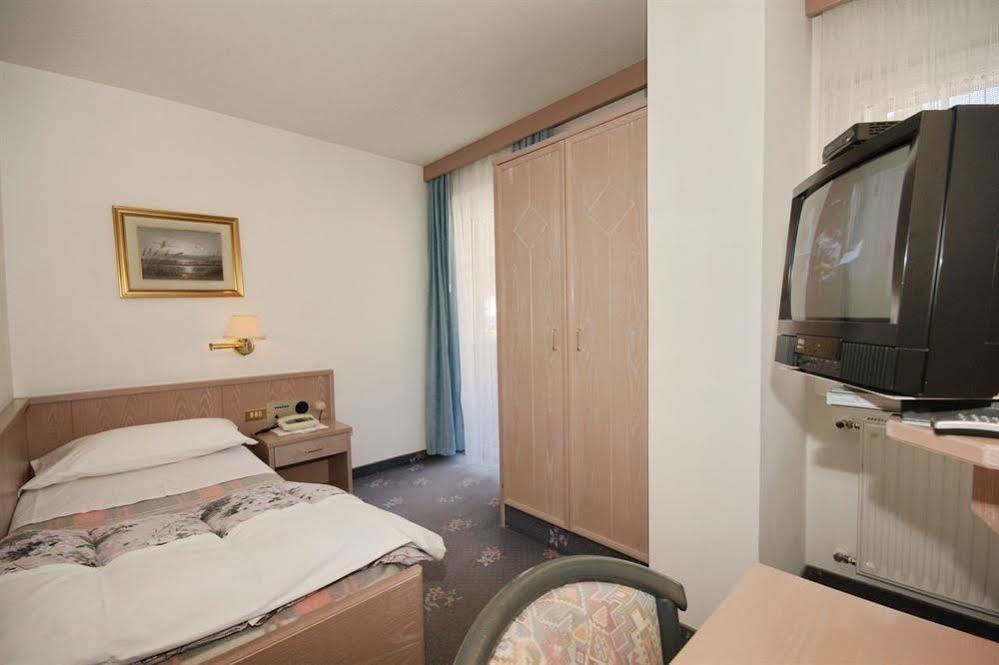 Hotel Villa Mozart ปอซซาดิฟัซซา ภายนอก รูปภาพ