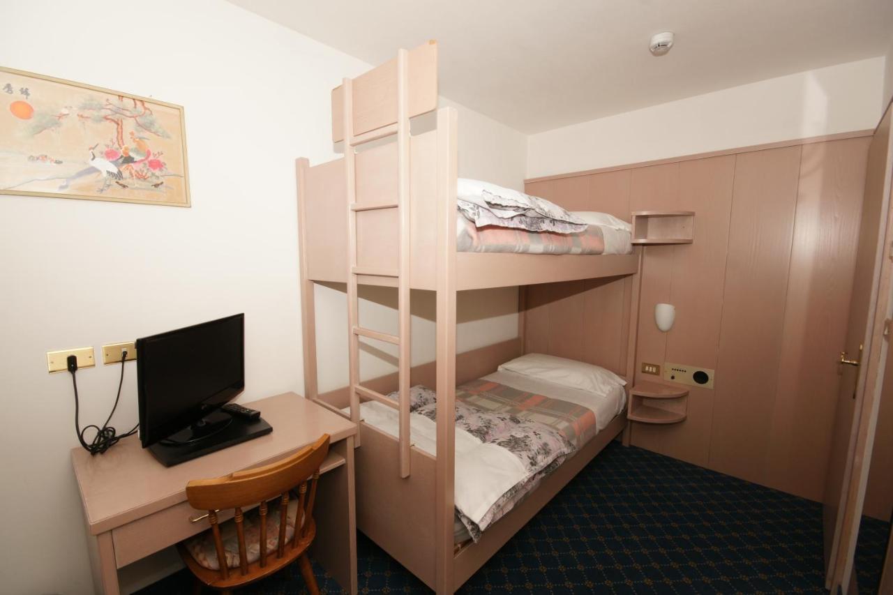 Hotel Villa Mozart ปอซซาดิฟัซซา ภายนอก รูปภาพ