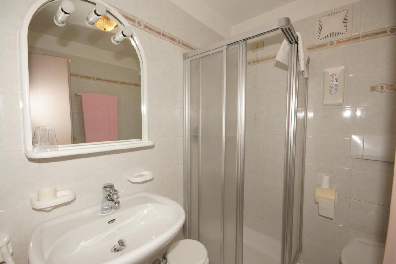 Hotel Villa Mozart ปอซซาดิฟัซซา ภายนอก รูปภาพ