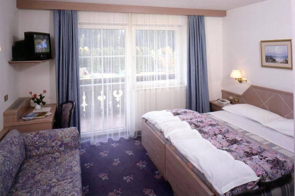 Hotel Villa Mozart ปอซซาดิฟัซซา ภายนอก รูปภาพ